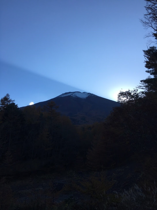 太陽が隠れた富士山